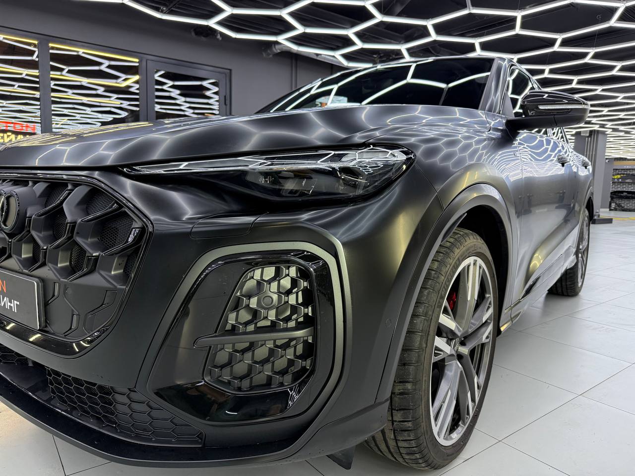 Оклейка Audi Q5 в сатиновую полиуретановую пленку 200 мкм: шелковый финиш и надежная защита